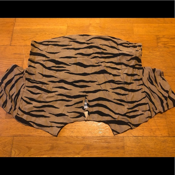 Cropped Short Sleeved Tiger Print Top - Picture 2 of 4